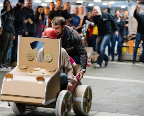 Das besondere Rennfieberevent mit einem Auto komplett aus Pappe.