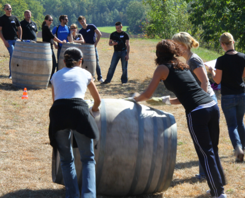 Teamevent auf dem Weingut mit Fassrollen und co auf dem Weg zum besten Winzer.